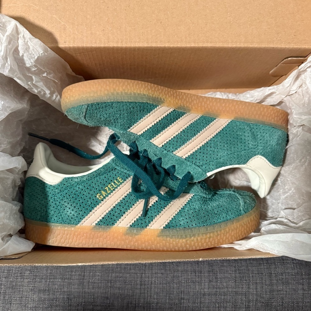 Adidas kids green and white Gazelle Sneaker size 1 - Picture 9 of 10